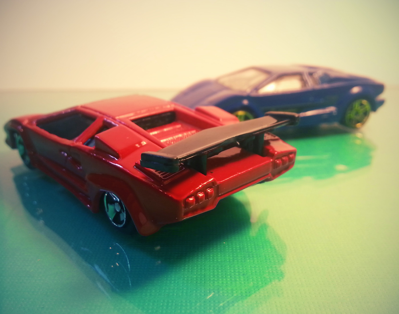 Illustration for article titled Lamborghini Countach: Hot Wheels vs Maisto (Diecast Review)